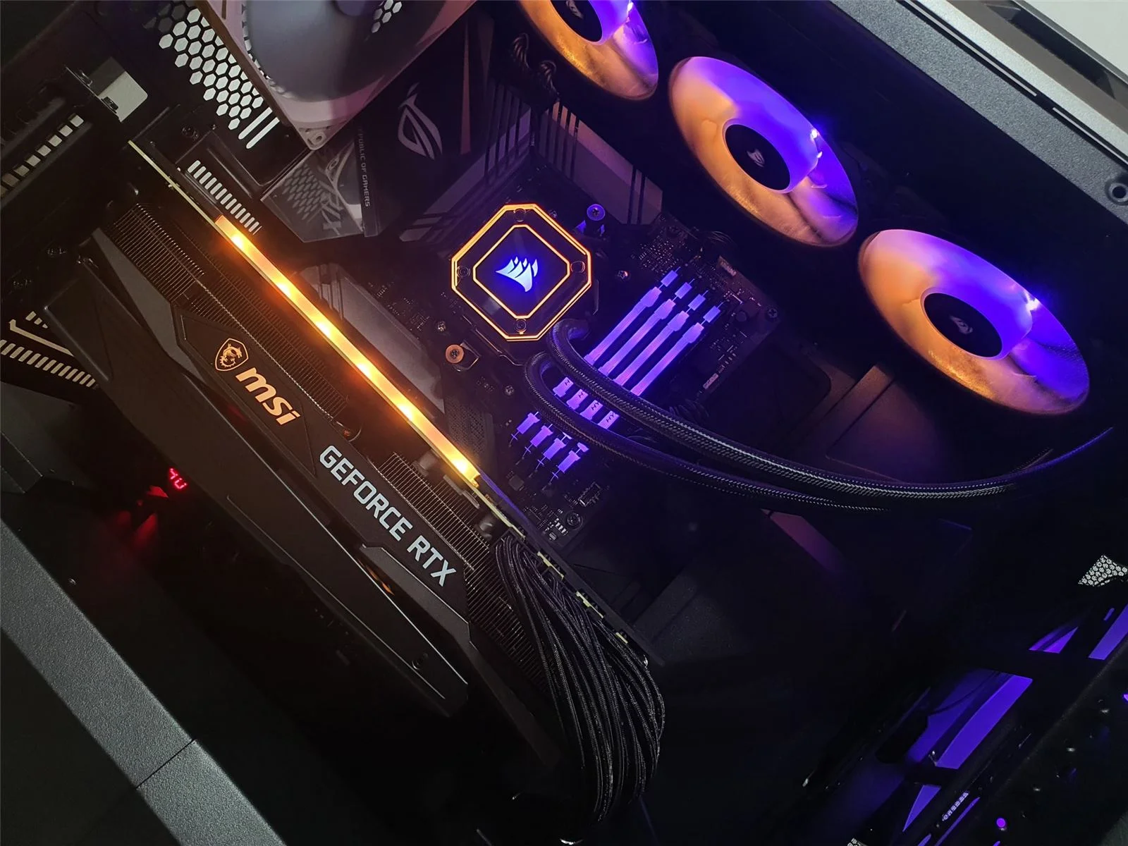 Realizácia: Špičková herná zostava s RGB podsvietením