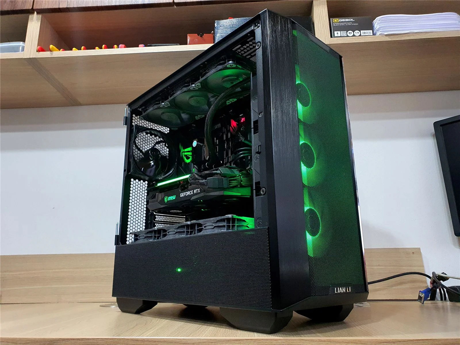 Realizácia: High-end herný počítač v elegantnej bielej farbe