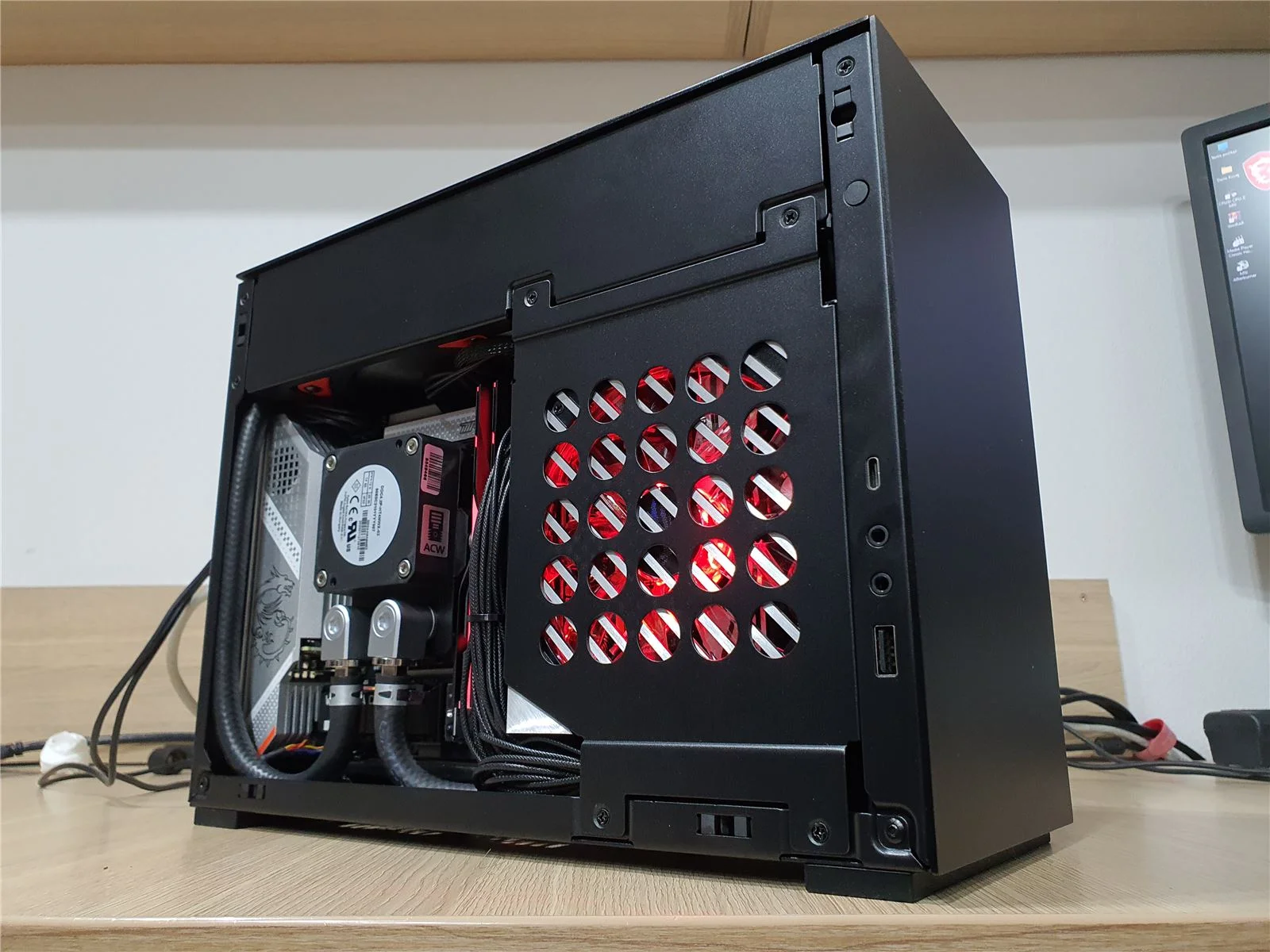 Realizácia: Kompaktná ITX herná zostava - pohľad 3