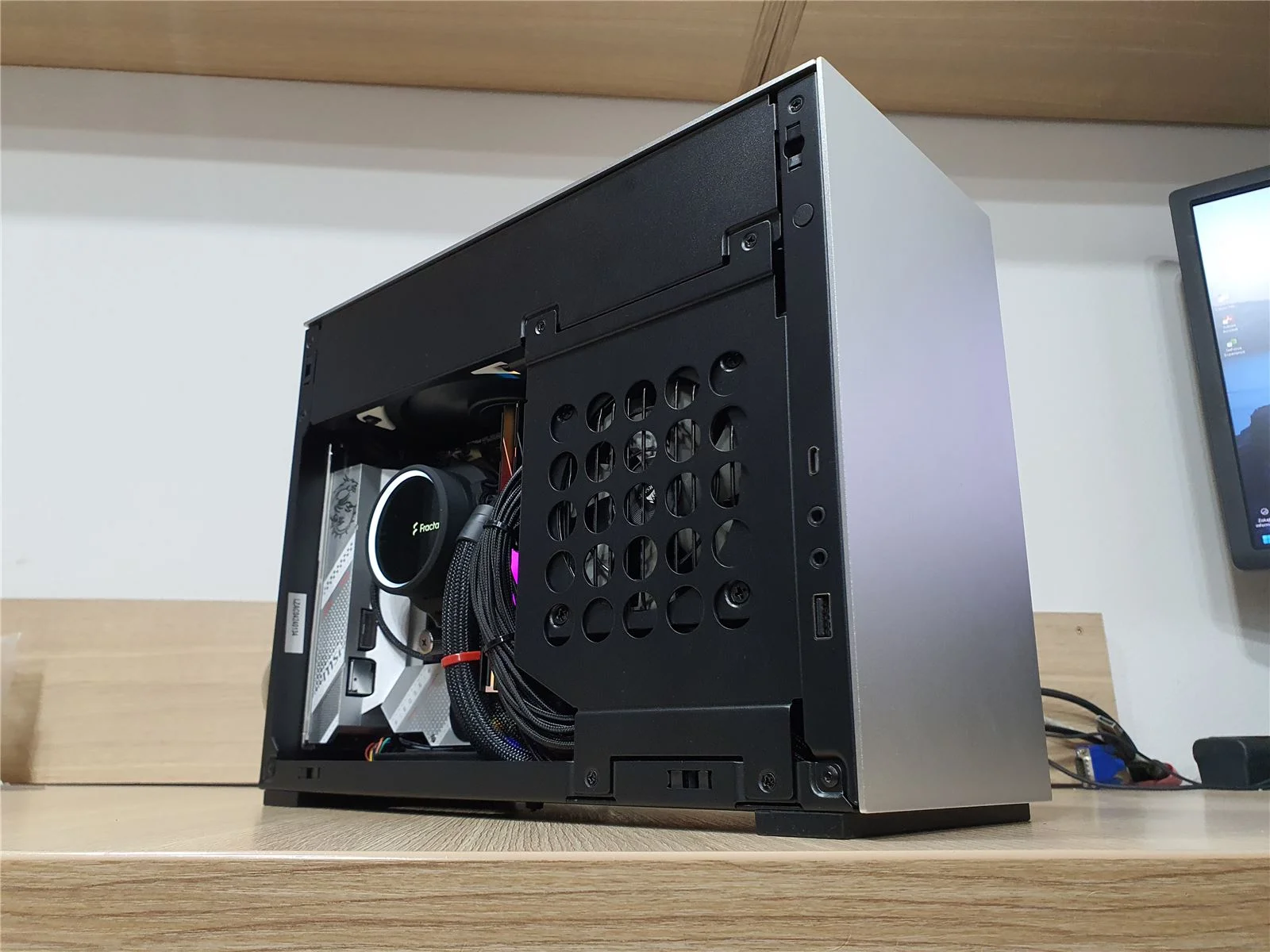 Realizácia: Kompaktná ITX herná zostava - pohľad 4