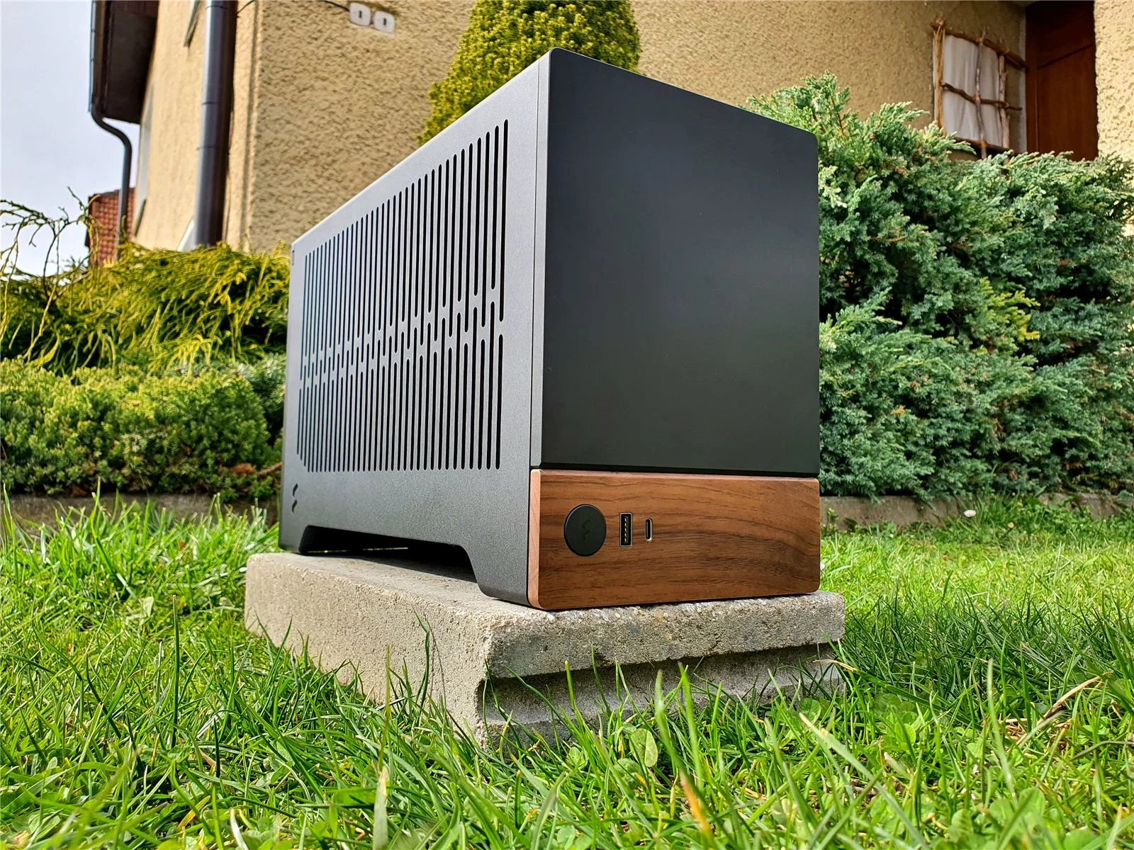 Realizácia: Detail káblového manažmentu v SFF PC