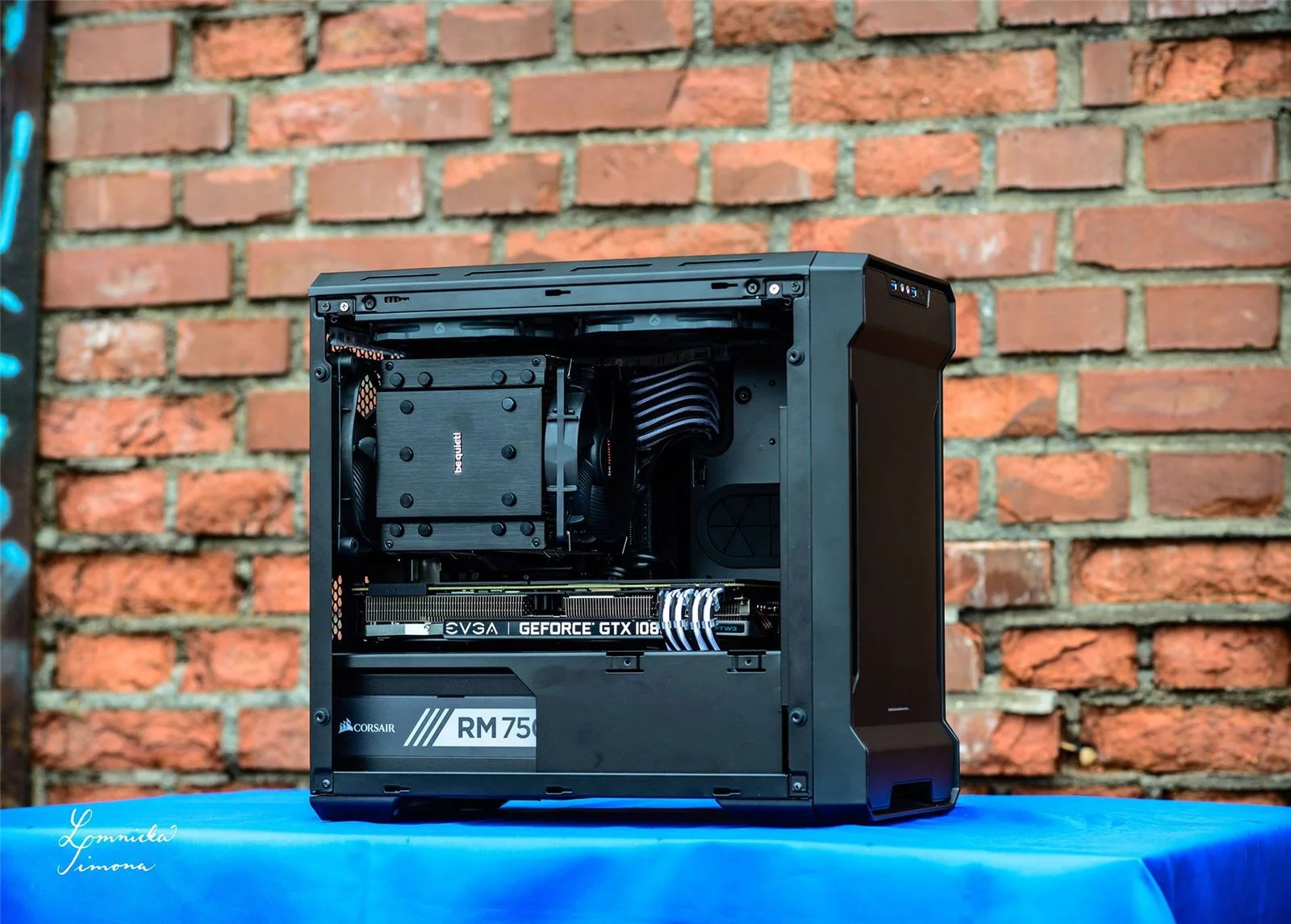 Realizácia: Finálna podoba SFF zostavy na stole