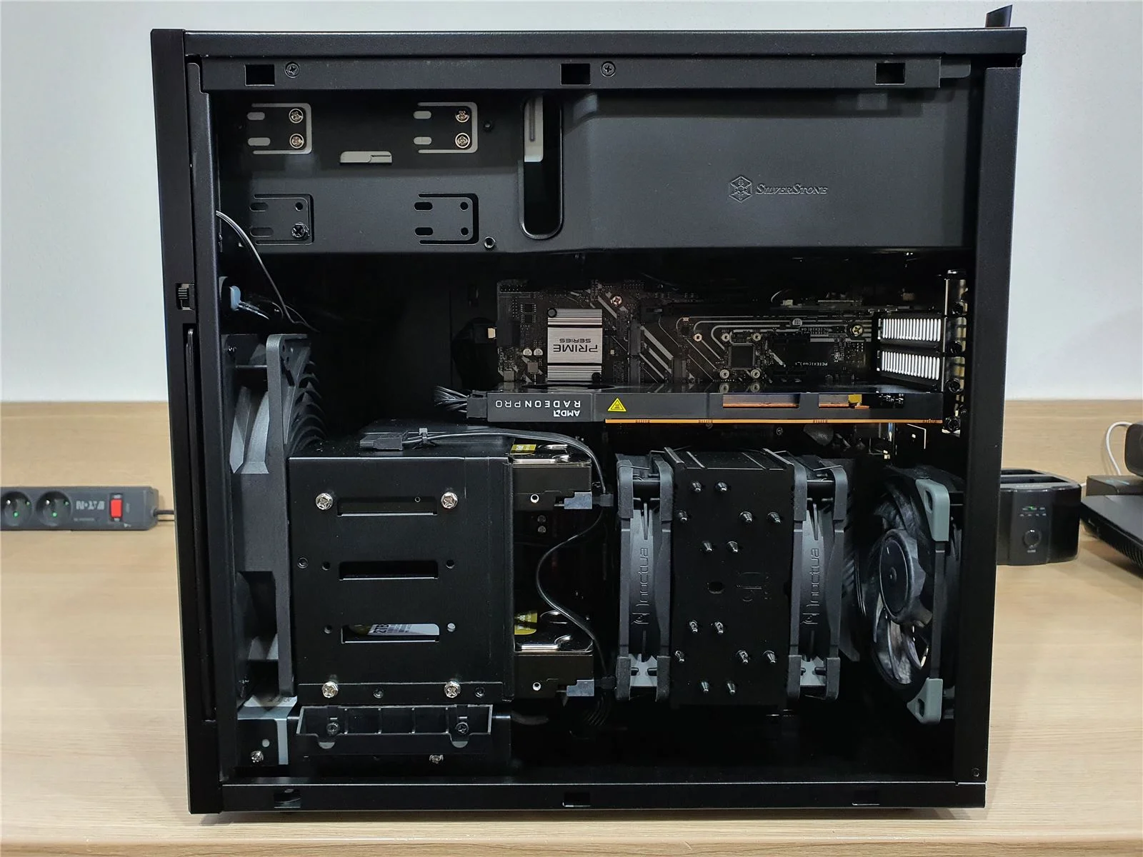 Realizácia: Výkonná AI pracovná stanica s viacerými GPU