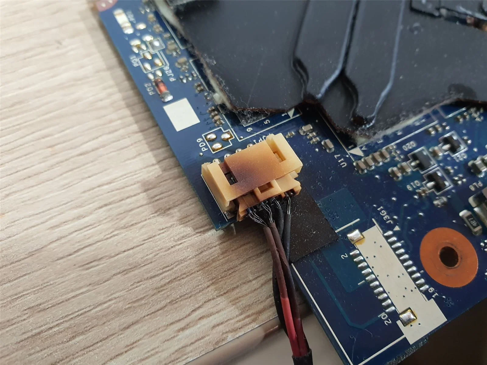 Realizácia: Oprava pántov a plastov na notebooku