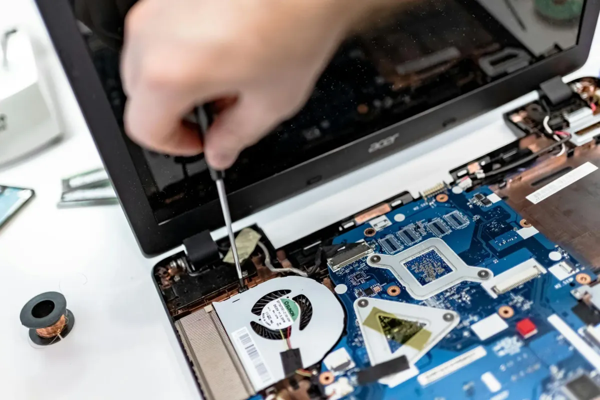 Technik opravujúci základnú dosku v ACW Servis