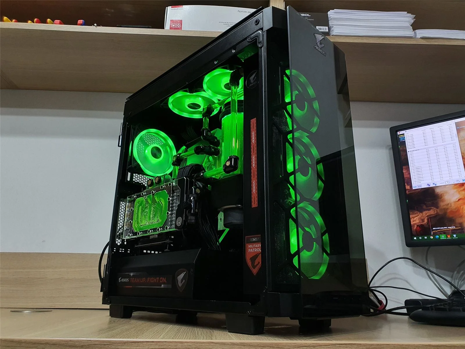 Realizácia: Vodné chladenie s farebnou kvapalinou