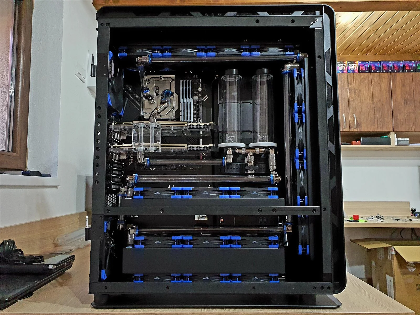 Realizácia: Kompletne zostavený PC s vodným okruhom - pohľad spredu